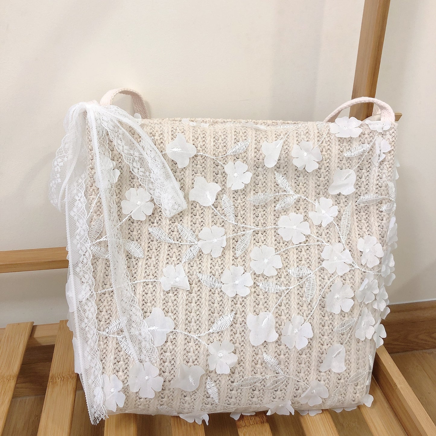 Straw woven handbag