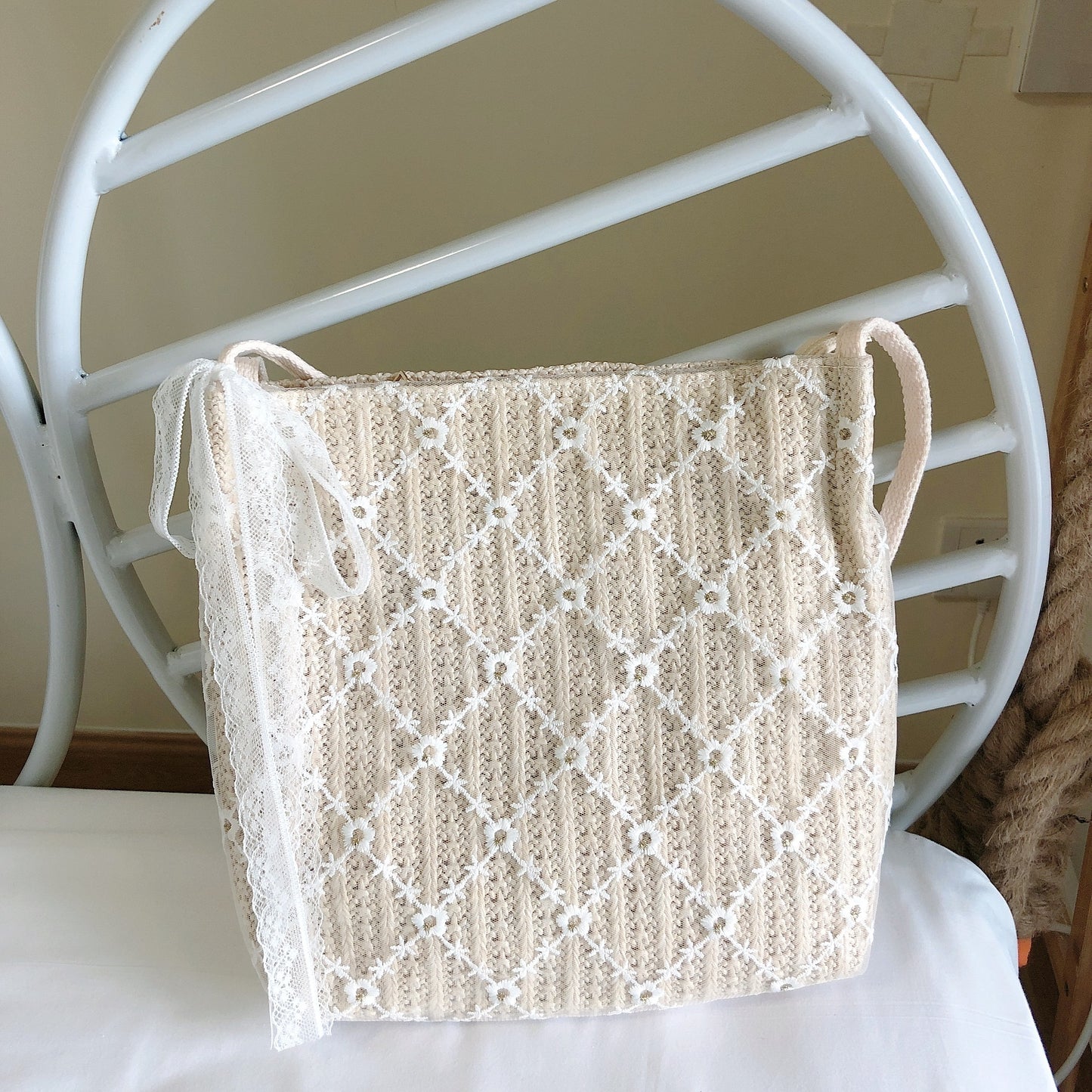 Straw woven handbag
